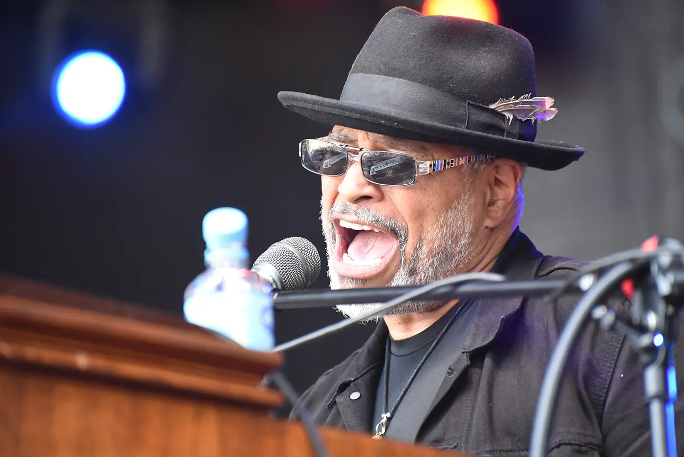 Bluesfestival: Blackburn Brothers. Mann am Mikrofon